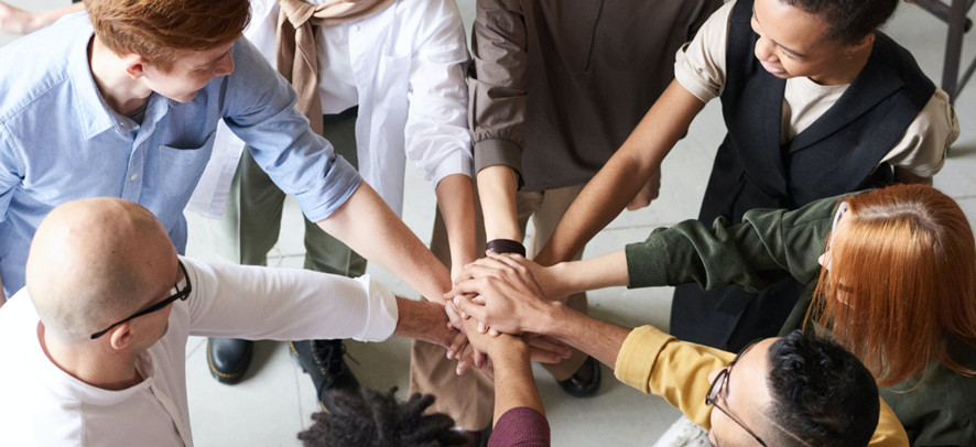 Grupo de pessoas a unir mãos